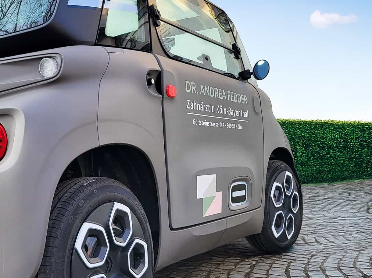 Fahrzeugbeschriftung für Zahnarztpraxis auf Citroën Ami – individuelle Autobeschriftung und Werbetechnik von KBZ Köln