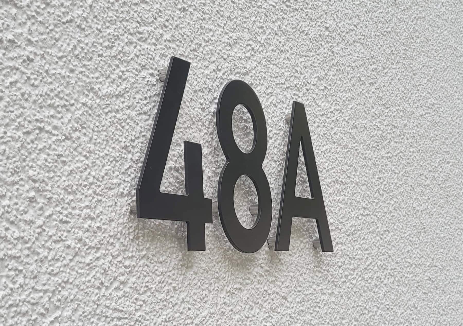 3D-Buchstaben und Ziffern aus Edelstahl für hochwertige Fassaden- und Objektbeschriftung in Ehrenfeld, Nippes und Köln und Umgebung