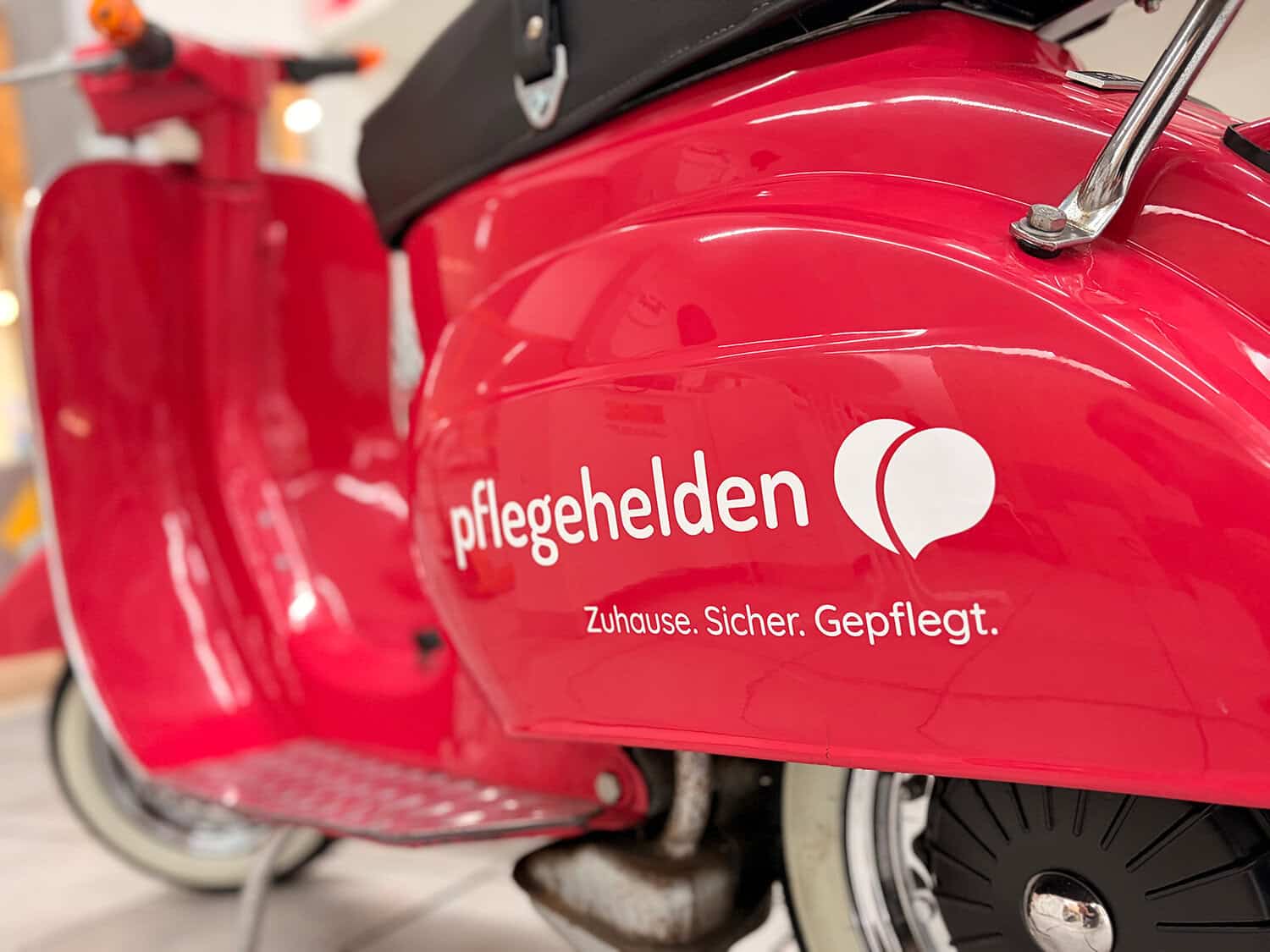 Weißer Folienplot für Werbezwecke beschriftet auf knalllpinkem Roller