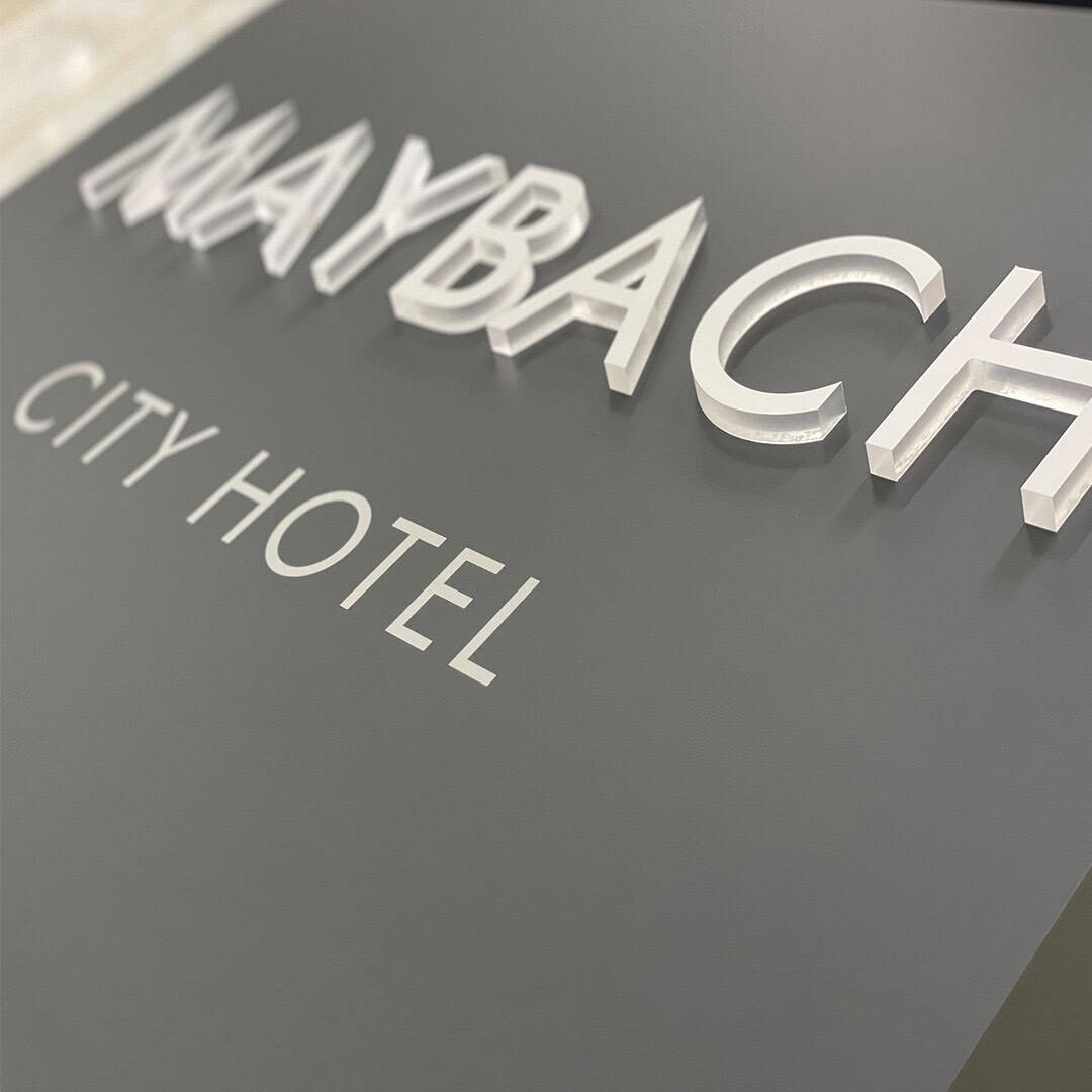 Hotelschild für Filmproduktion und TV-Dreh – individuelle Schildproduktion und Requisitenbau von KBZ Werbetechnik Köln Nippes