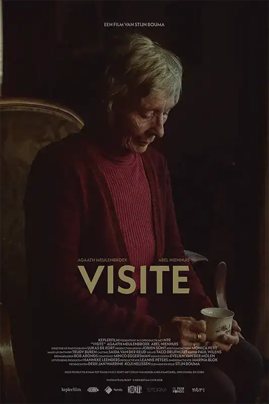 Elderly woman drinking tea, promoting the documentary "Visite" by Keplerfilm.