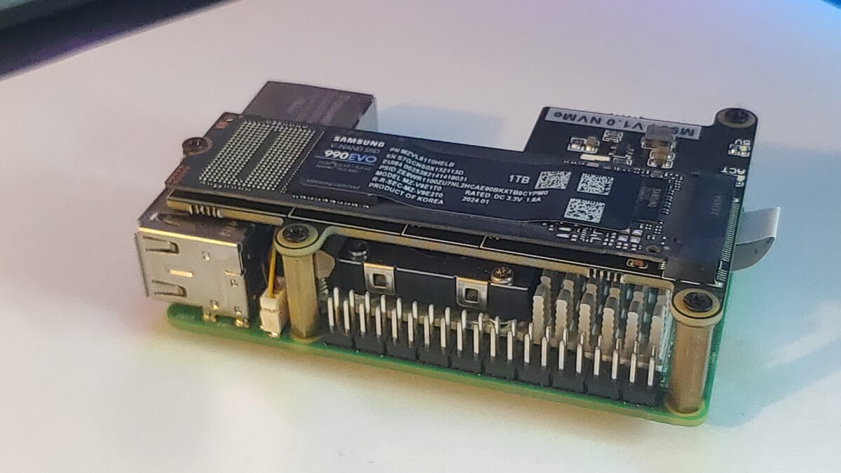 raspberry pi 5 uses with active cooling, NVMe hat and Samsung evo 980 SSD