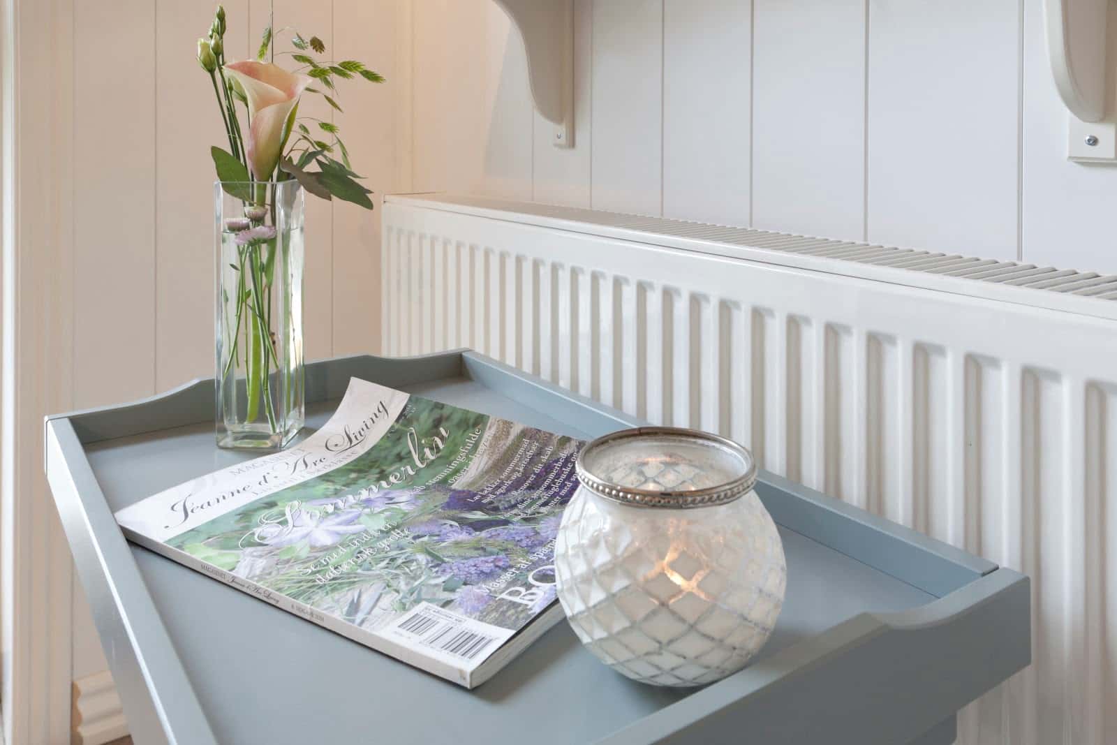 Elegant blomsterdekoration og magazine ved Knudhule Badehotel, perfekt for afslapning og hygge.