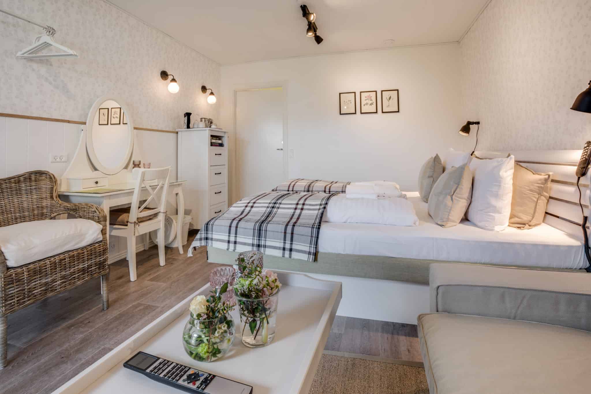 Komfortabel hotelværelse på Knudhule Badehotel i naturskønne omgivelser.