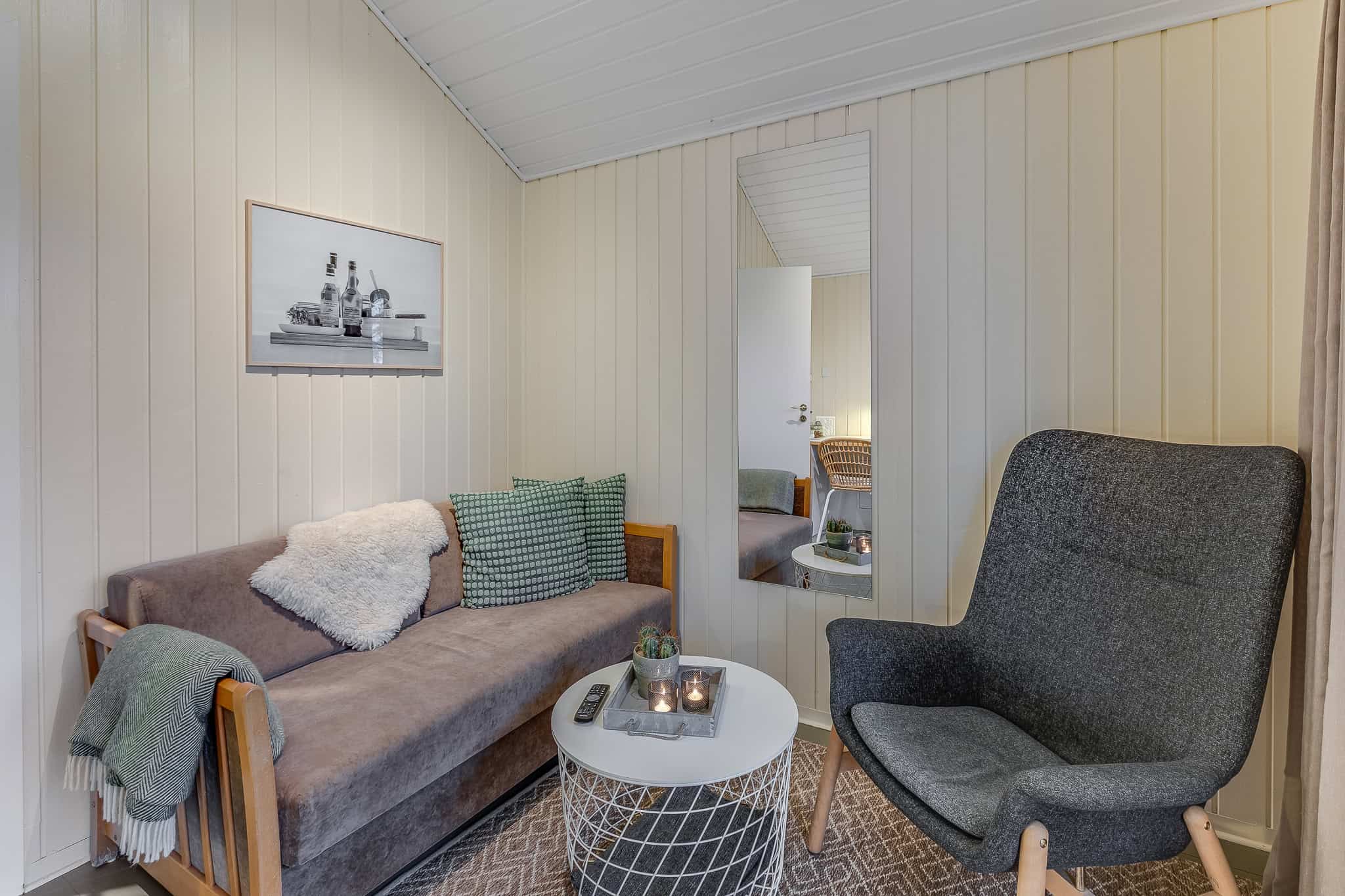 Cozy indretning af Badehotel med moderne loungeområde og loungestole på Knudhule.