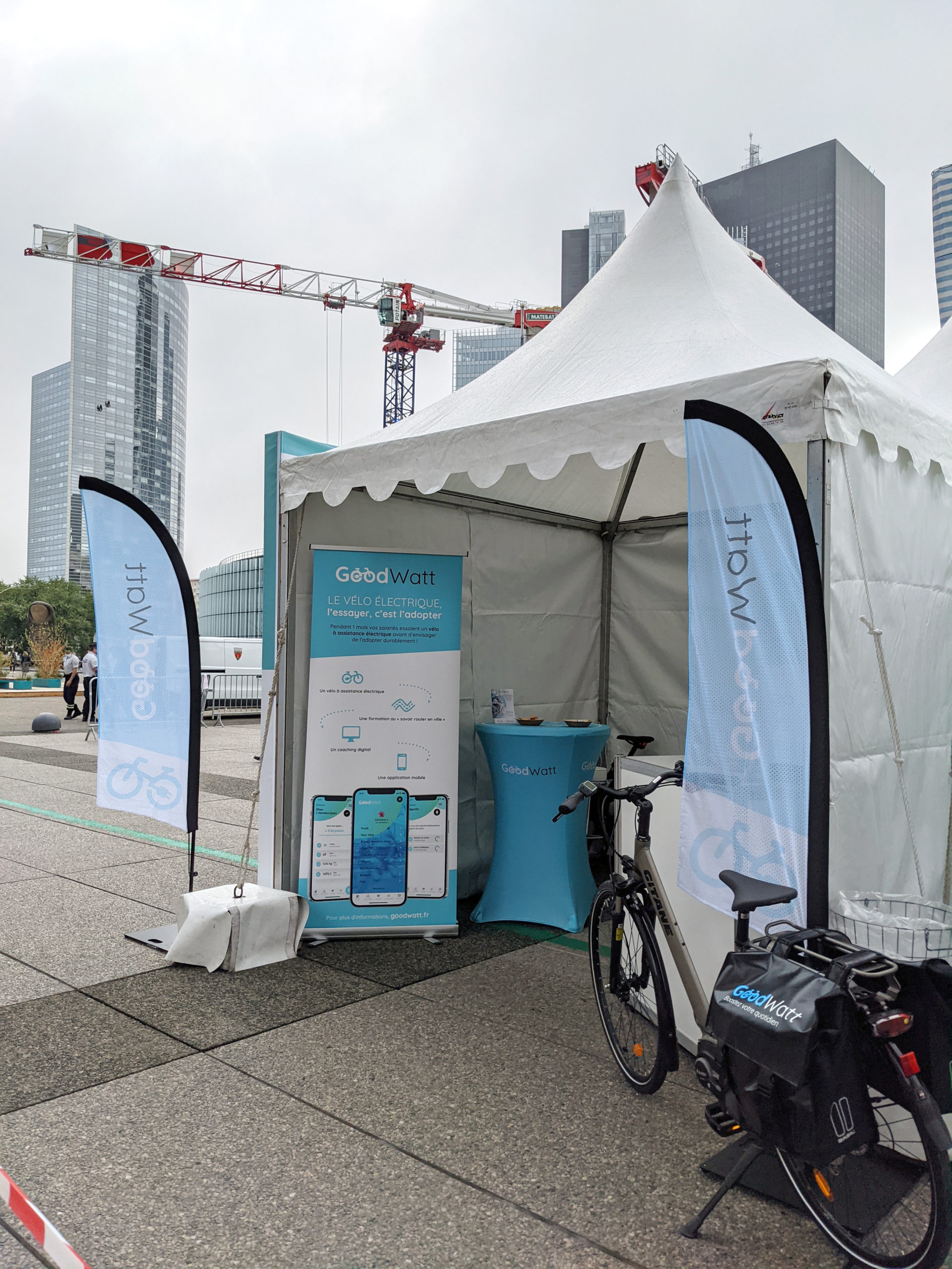 Stand événementiel GoodWatt avec kakémono, beach flags et vélo électrique