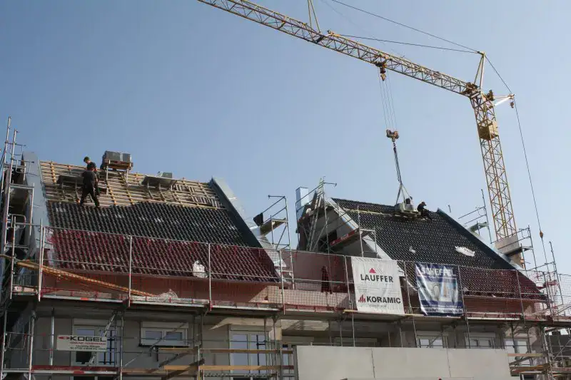 Ein klassisches Bauprojekt von Lauffer Holzbau-Zimmerei in Renningen: Sanierung eines Dachstuhls mit Ziegeldeckung, Dachdeckerarbeiten, energetische Dachsanierung.
