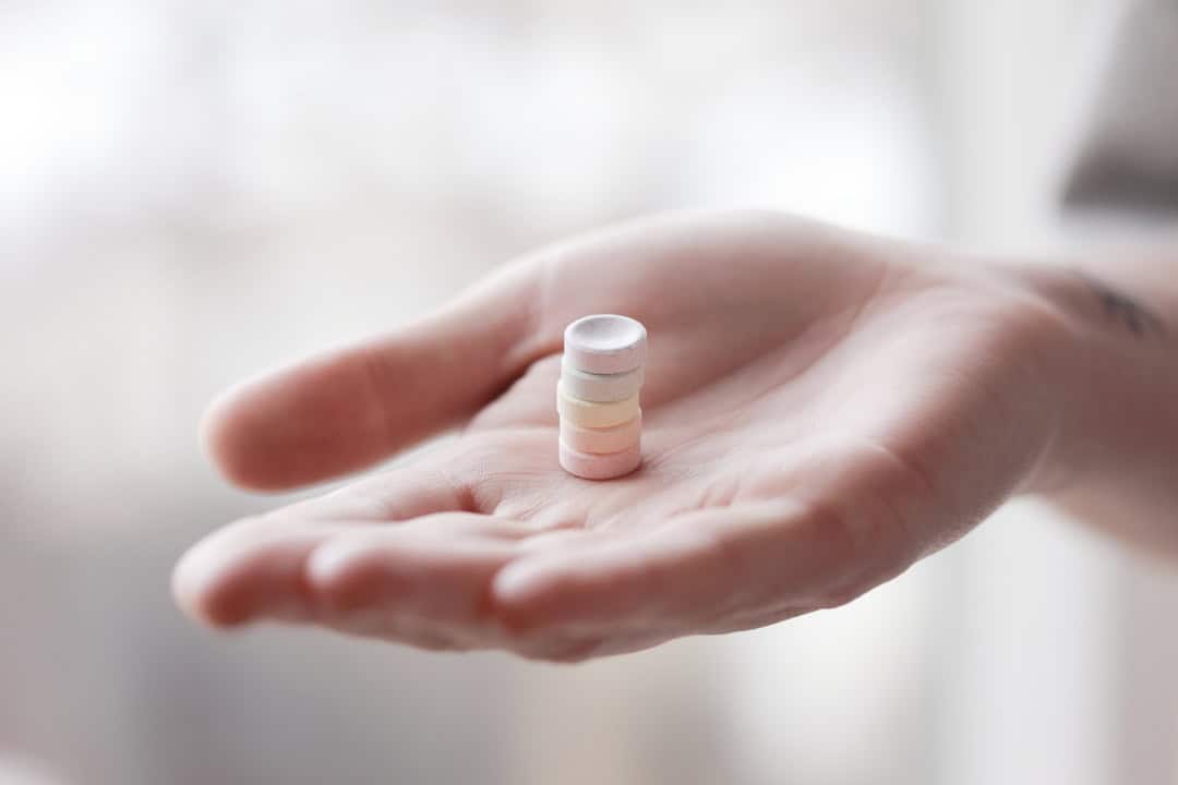 Photo handcuffs, pills