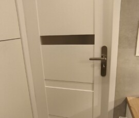 Kompleksowy remont premium w 10 dni na warszawskim Bemowie drzwi łazienkowe