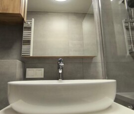 Remont małej Łazienki w bloku na warszawskim Wilanowie tylko w 10 dni roboczych szafka z lustrem w kolorze drewnopodobnym
