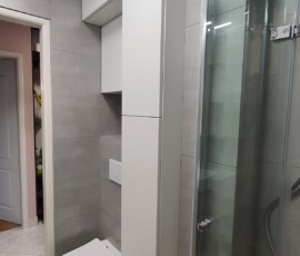 Elegancka umywalka nablatowa z czarną baterią i szafką meblową w łazience premium.