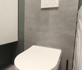 Wykończenie łazienki z wanną na warszawskiej Pradze wc podwieszany z przyciskiem