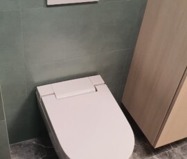 Pojemna szafka meblowa nad stelażem podtynkowym WC z ukrytym oświetleniem LED.