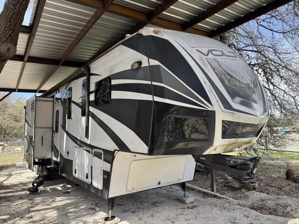 2015 keystone voltage toy hauler for auciton