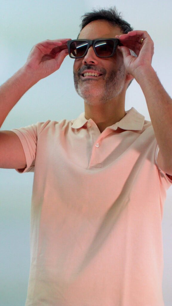 video para redes sociales, hombre con gafas de sol