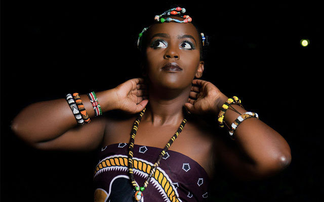 Vendeuse africaine en vêtements traditionnels et bijoux sur Lomnava marketplace.