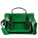Sac à main vert en cuir avec fermeture à boucles et poignée en métal.