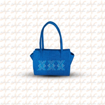 Sac en tissu bleu avec broderie géométrique élégante, parfait pour la mode et la beauté.