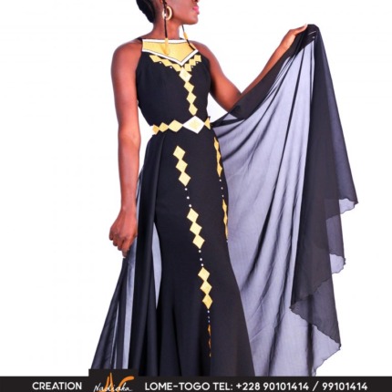 Vêtements traditionnel africain en pagne et tissu coloré, élégance pour femmes.