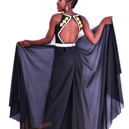 Robe élégante en tissu noir avec découpe dans le dos et détails géométriques blancs et jaunes.