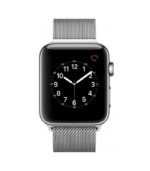 Smartwatch Apple avec affichage d'horloge analogique et bracelet en maille milanaise.