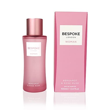 Bouteille de parfum Bespoke London pour femme Bergamote et Rose Musk, packaging rose élégant.