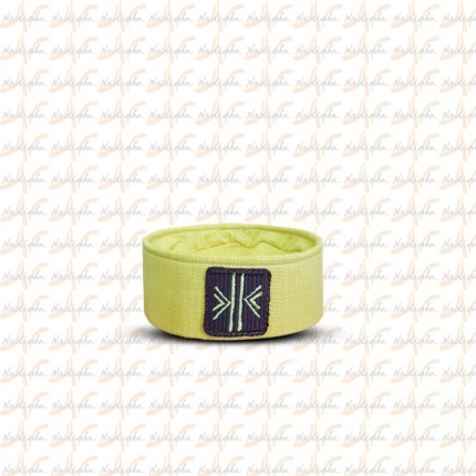 Bracelet de cheville en tissu vert avec broderie noire et verte, style sportif ou décontracté.