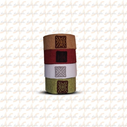 Coffrets de textiles colorés avec motifs géométriques, empilés verticalement.