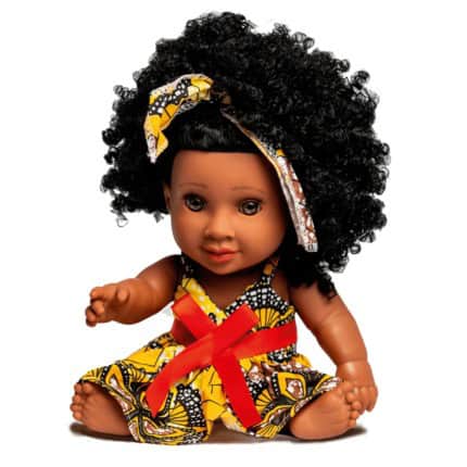 Jouet bébé poupée africaine avec cheveux bouclés et robe colorée à motif.