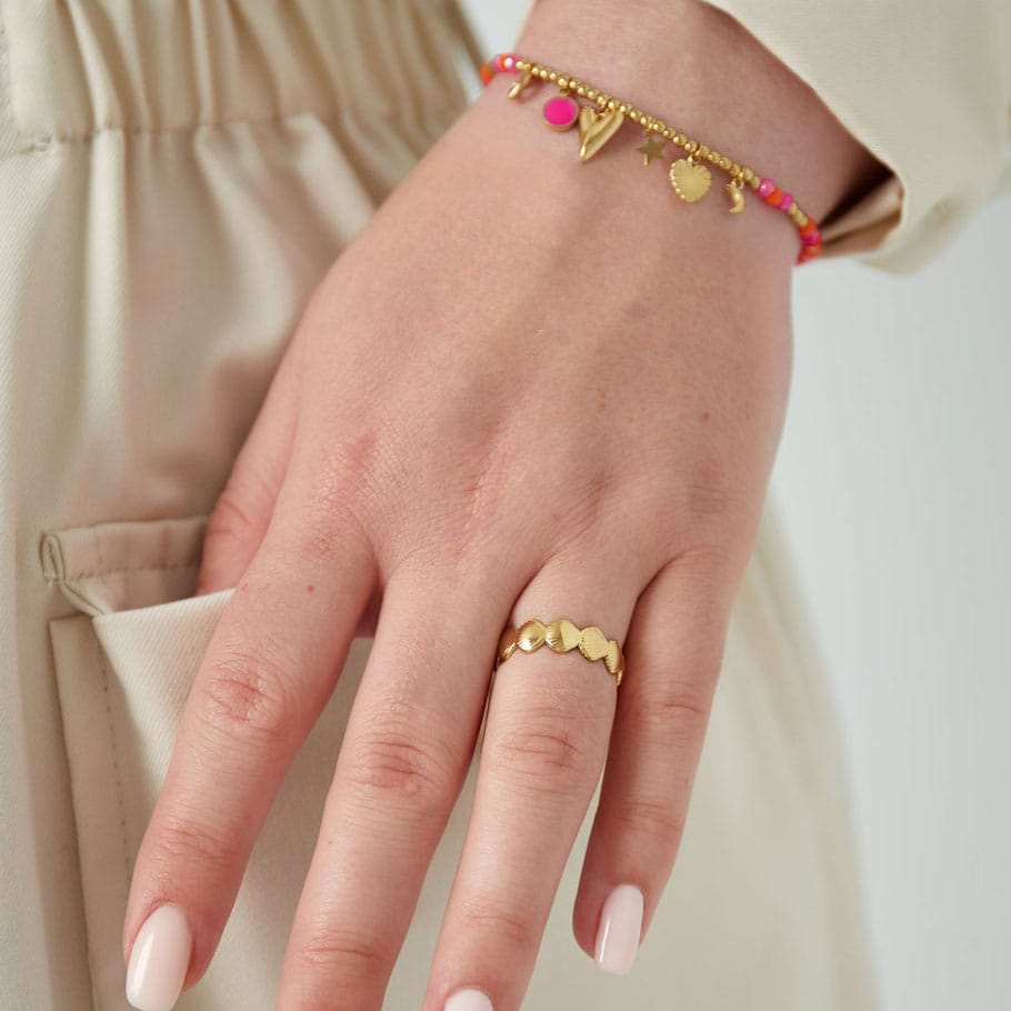 Goudkleurige ring met schelpjes