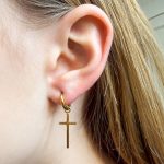 Oorbellen met kruis hanger