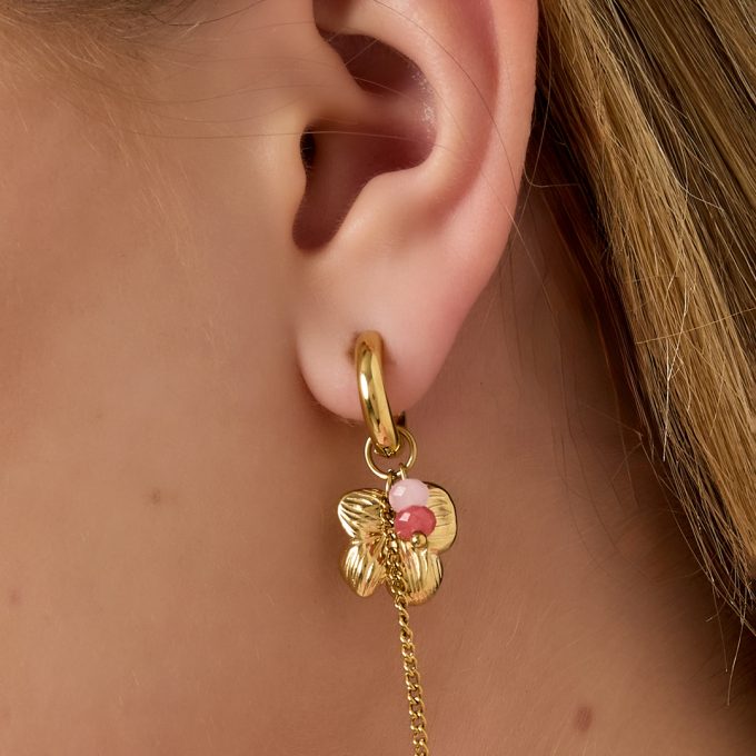 Oorbellen met bloemetje en kraaltje op model
