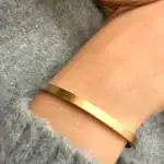 Classic Bangle 4 mm Goudkleurig - op model