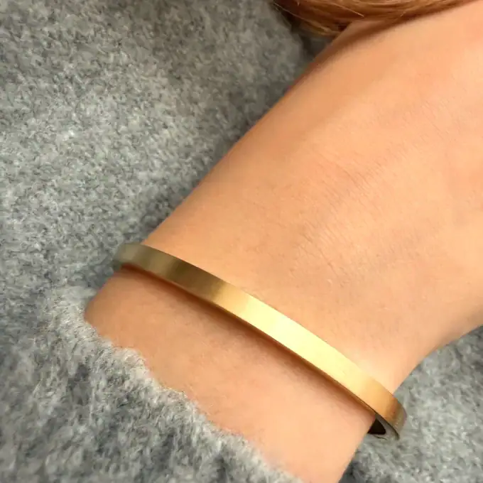 Classic Bangle 4 mm Goud - op model