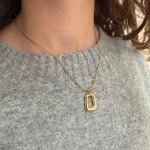 Goudkleurige ketting met vierkante hanger - op model