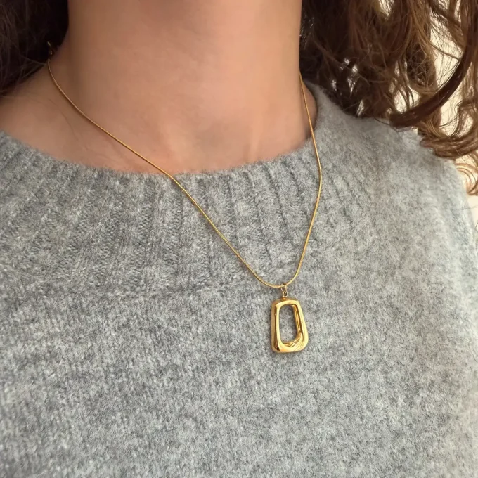 Gouden ketting met vierkante hanger - op model