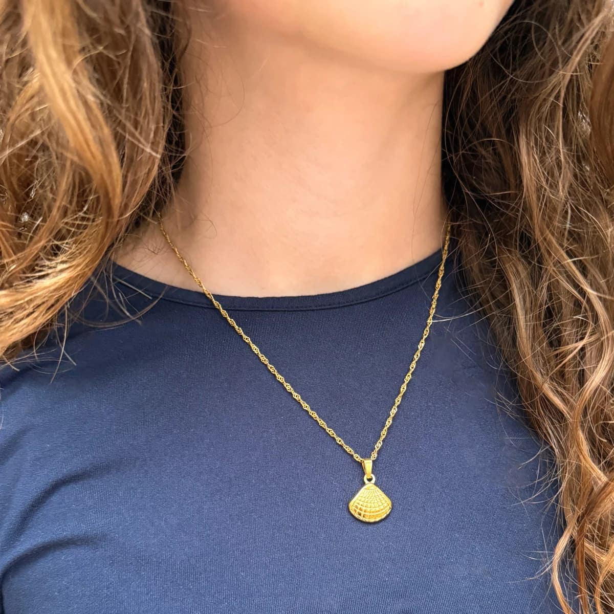 Ketting met schelp hanger - op model