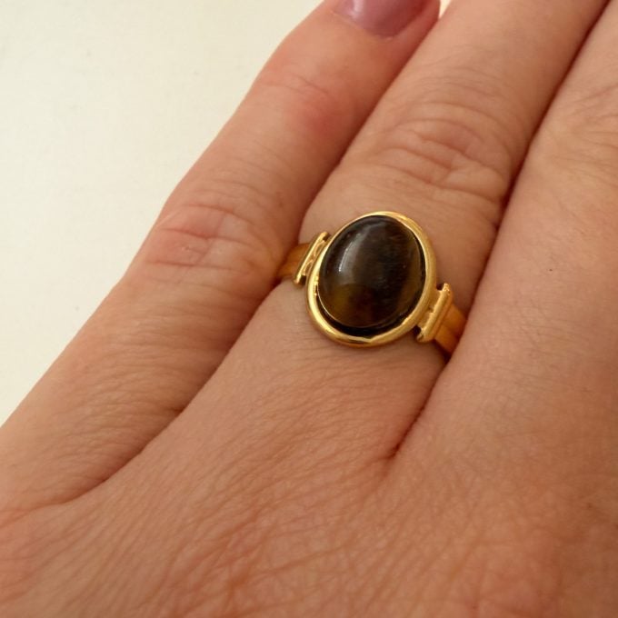 Tijgeroog Ring - op model