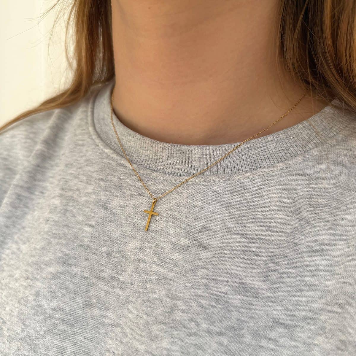 Ketting met Kruis Hanger - op model