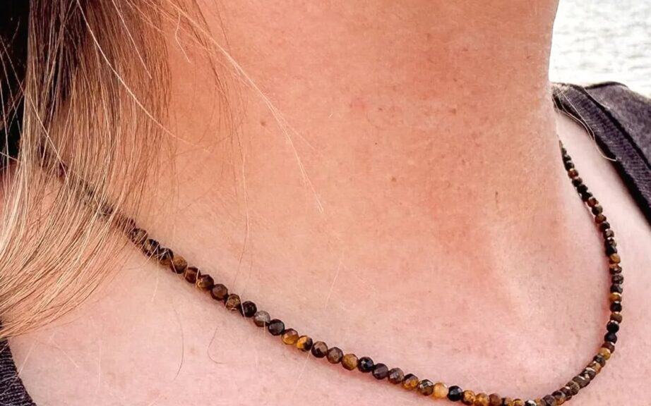 Last minute kerstcadeau: ketting met tijgeroog kralen, gedragen