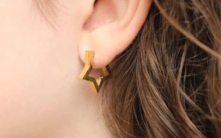 Lootjes cadeau onder 20 euro: classy ster oorbellen hoops in het oor