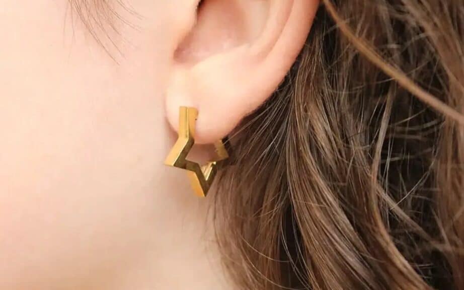 Lootjes cadeau onder 20 euro: classy ster oorbellen hoops in het oor