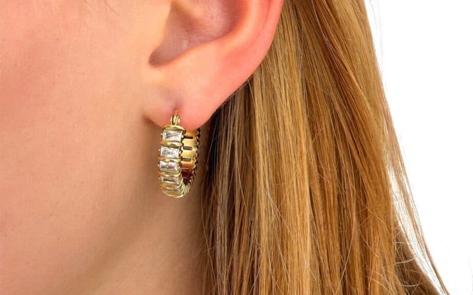 Sieraden oud en nieuw: hoops oorbellen met strass steentjes, gedragen