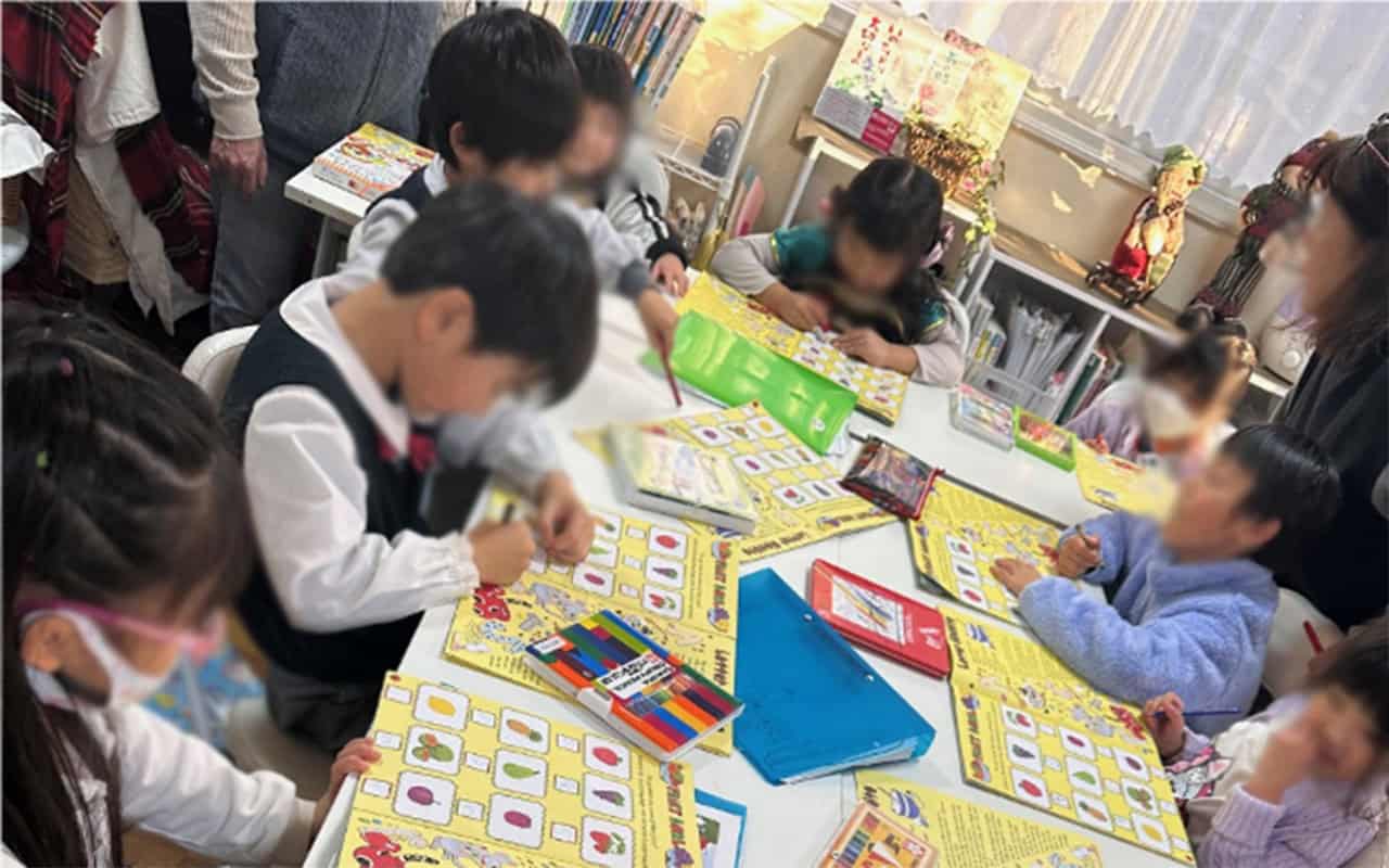 英語を学ぶ幼児
