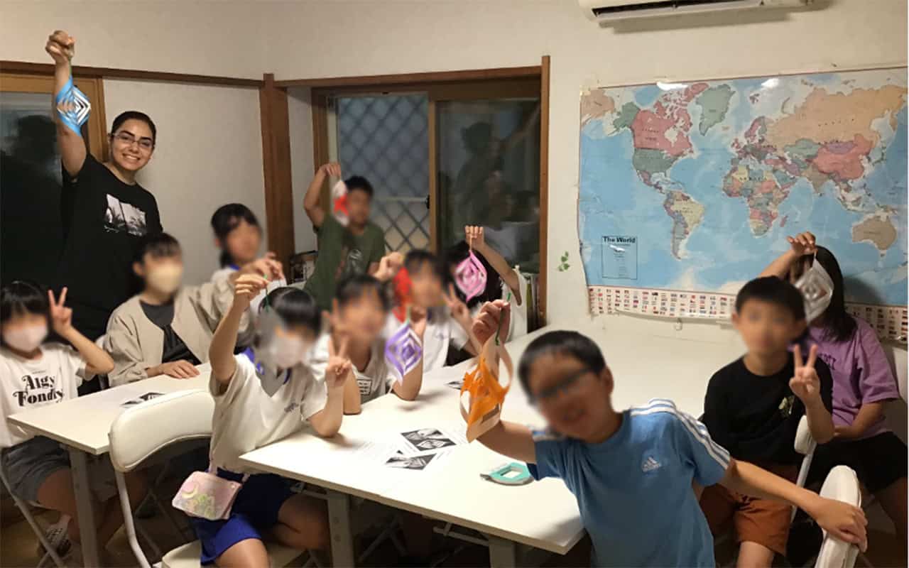 英語を学ぶ小学生