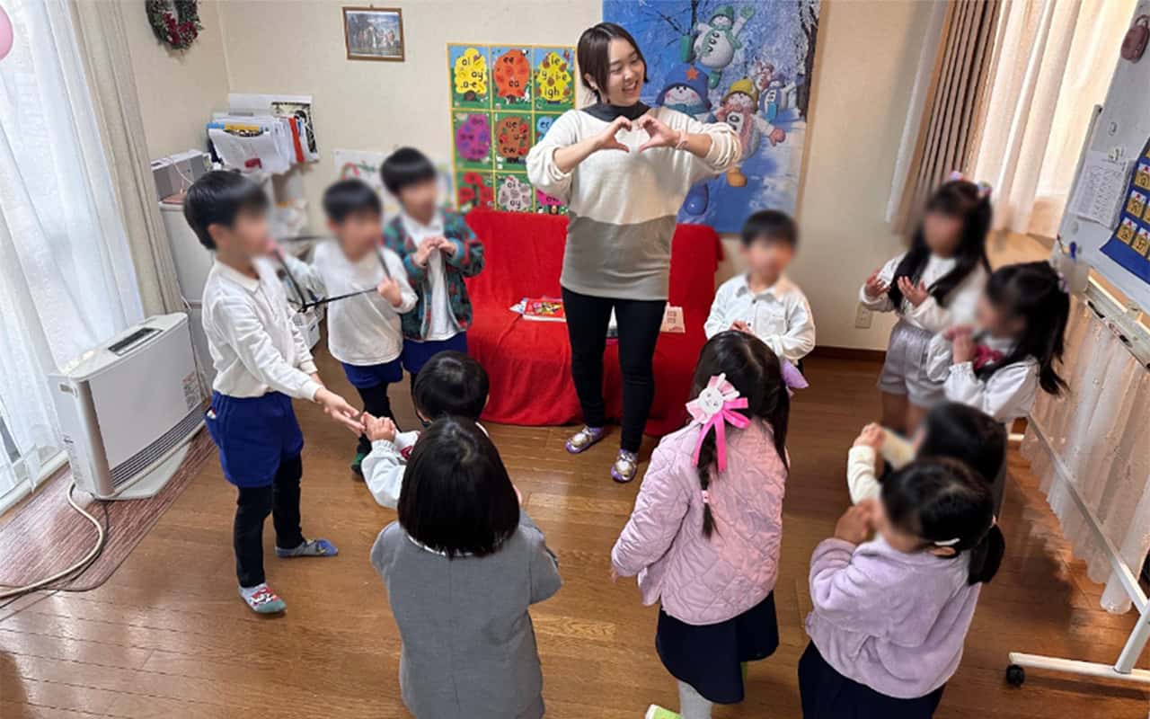 英語の先生と子どもたち