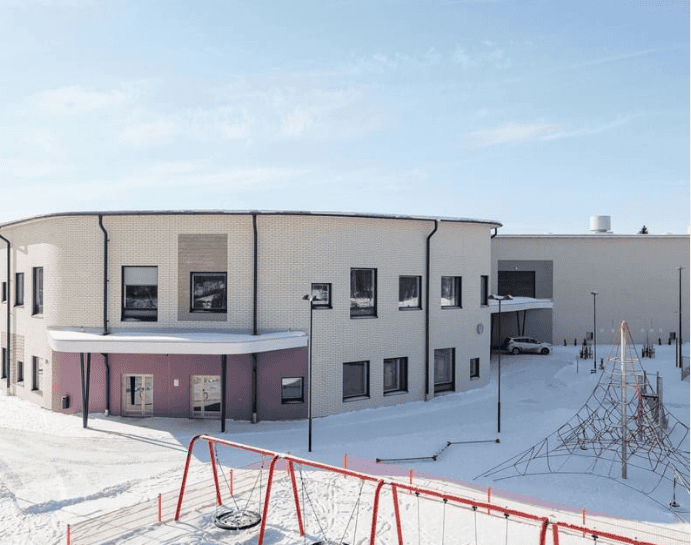 LVI-Suunnittelucenterin rakennus talvisessa ympäristössä.