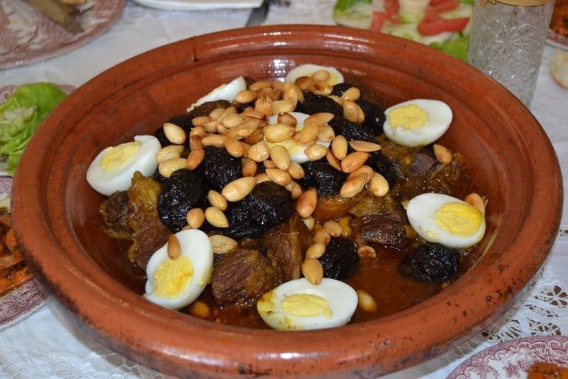 Guiso marroquí con carne, huevos y frutos secos en cazuela de barro.