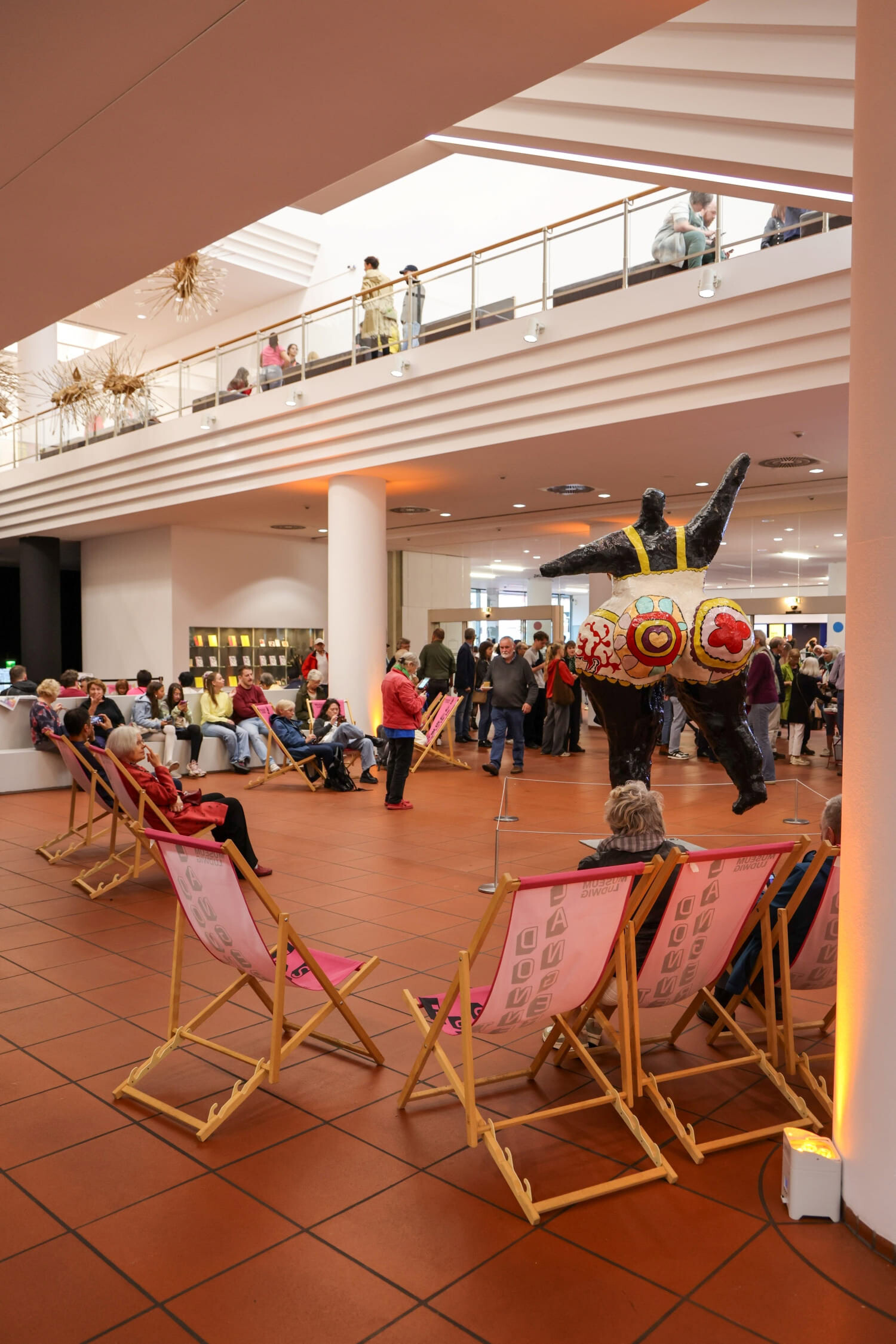 Medianautiker im Einkaufszentrum mit Publikum und Tänzer.