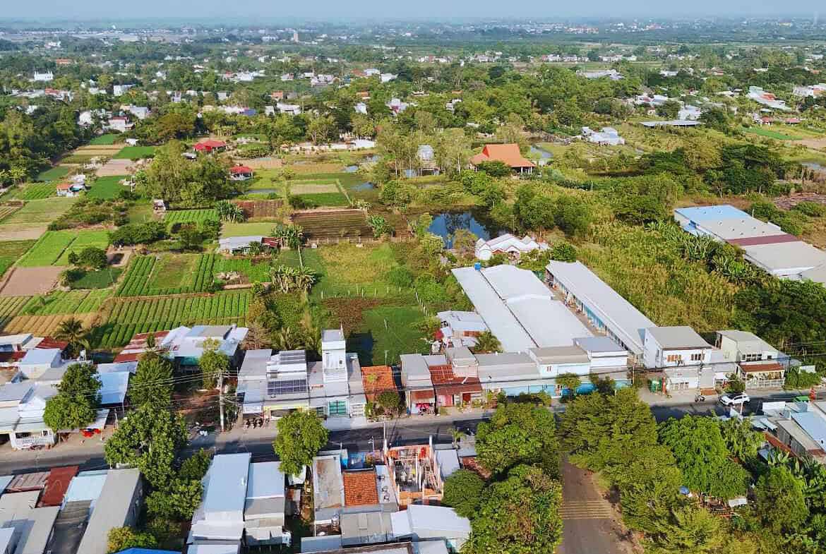 Hình ảnh mặt tiền đường Quốc lộ 91 tại Châu Đốc, nổi bật với các phòng trọ cho thuê và không gian xa.